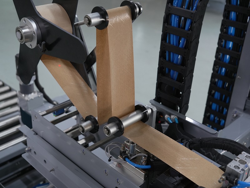 湿水牛皮纸封箱机,湿水牛皮纸封箱设备,封箱机